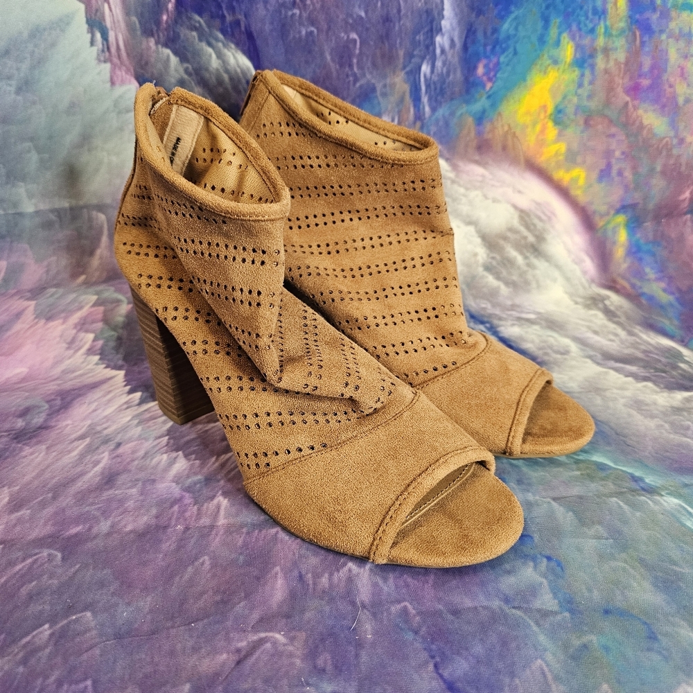 Charming Charlie Sz 8 tan‎ heels